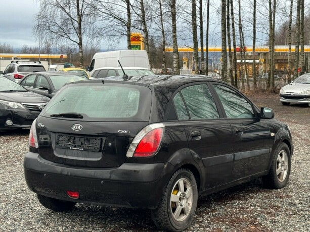 kia-rio-bensin-2005-big-6