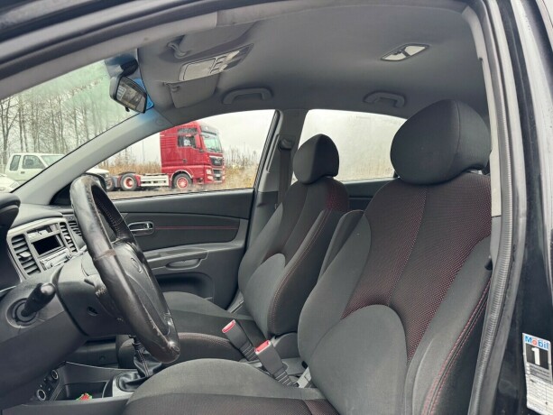 kia-rio-bensin-2005-big-8