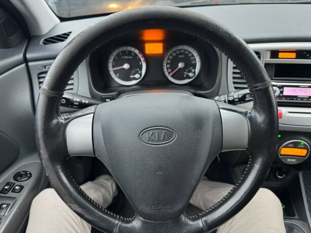 kia-rio-bensin-2005-big-11