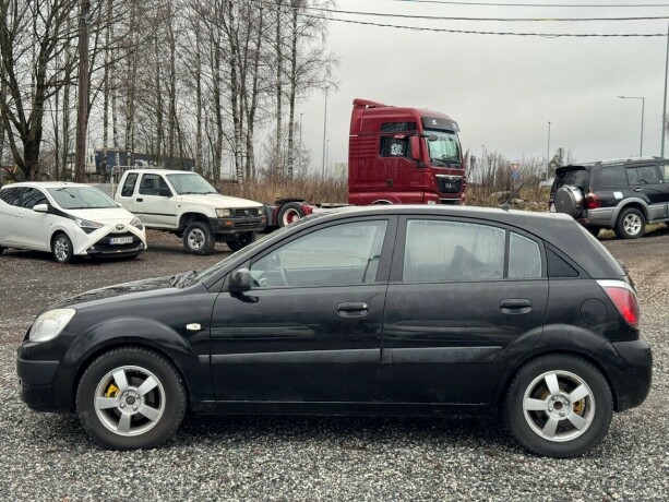 kia-rio-bensin-2005-big-3