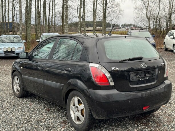 kia-rio-bensin-2005-big-4