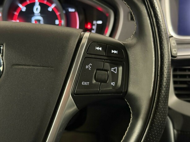 volvo-v40-diesel-2019-big-19