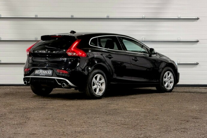 volvo-v40-diesel-2019-big-2
