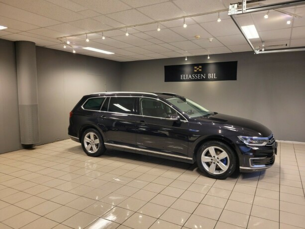 volkswagen-passat-elektrisitetbensin-2018-big-3