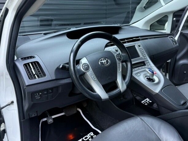 toyota-prius-elektrisitetbensin-2013-big-10