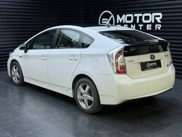 toyota-prius-elektrisitetbensin-2013-big-1