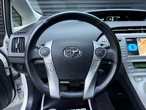 toyota-prius-elektrisitetbensin-2013-big-13