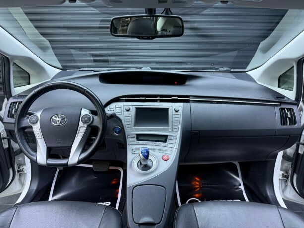 toyota-prius-elektrisitetbensin-2013-big-9