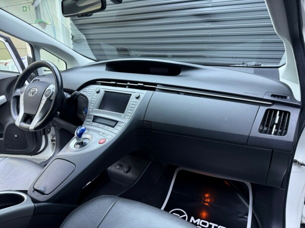 toyota-prius-elektrisitetbensin-2013-big-11