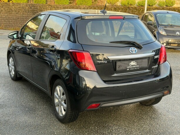 toyota-yaris-elektrisitetbensin-2015-big-3