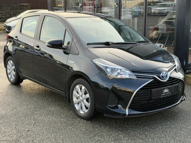 toyota-yaris-elektrisitetbensin-2015-big-0