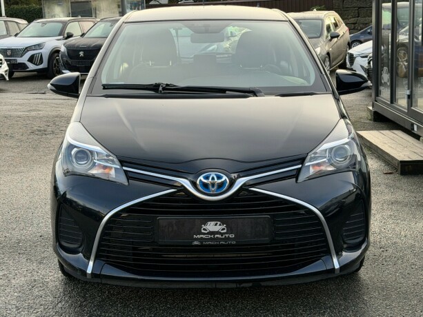 toyota-yaris-elektrisitetbensin-2015-big-1