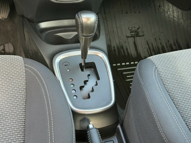 toyota-yaris-elektrisitetbensin-2015-big-11