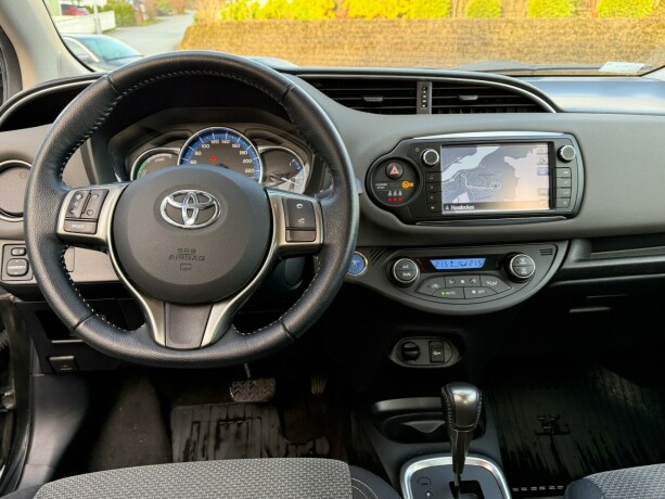 toyota-yaris-elektrisitetbensin-2015-big-7