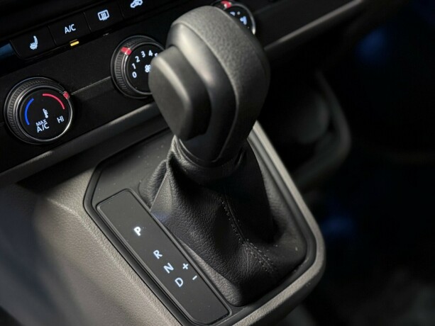 volkswagen-transporter-diesel-2024-big-16