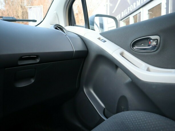 toyota-yaris-bensin-2011-big-8