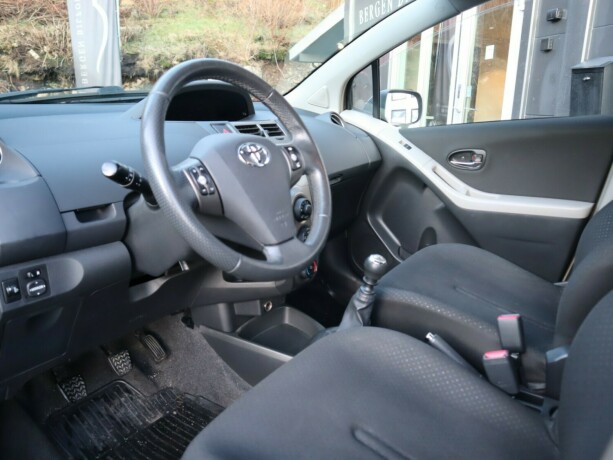 toyota-yaris-bensin-2011-big-5