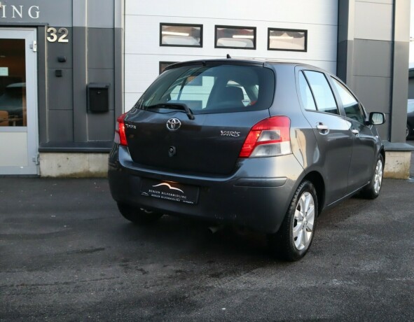 toyota-yaris-bensin-2011-big-3