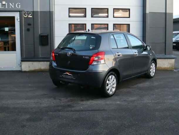 toyota-yaris-bensin-2011-big-1