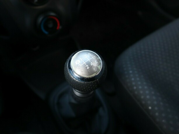 toyota-yaris-bensin-2011-big-9