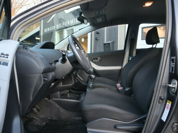 toyota-yaris-bensin-2011-big-4