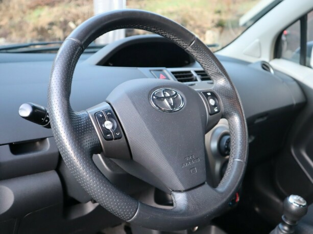 toyota-yaris-bensin-2011-big-6