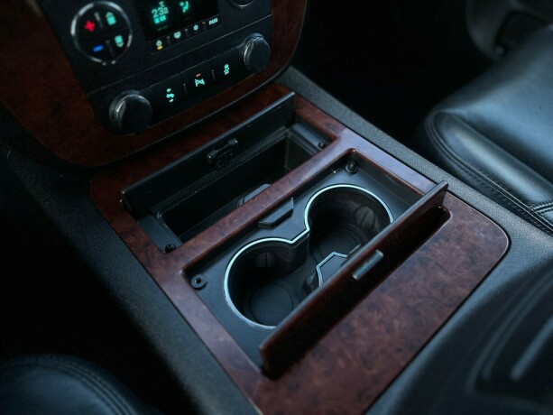 chevrolet-tahoe-bensin-2014-big-18