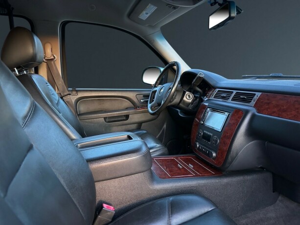 chevrolet-tahoe-bensin-2014-big-12