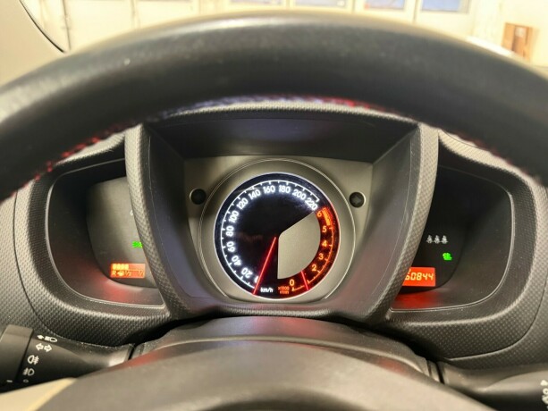 toyota-urban-cruiser-diesel-2010-big-10