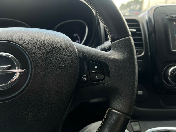 opel-vivaro-diesel-2017-big-17