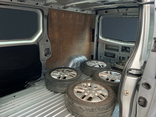 opel-vivaro-diesel-2017-big-12