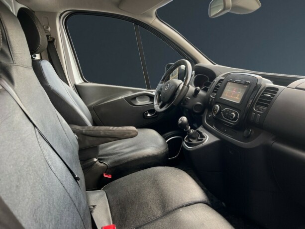 opel-vivaro-diesel-2017-big-11