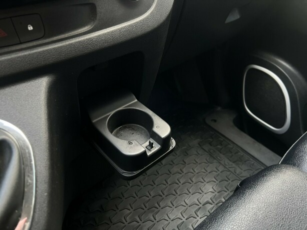 opel-vivaro-diesel-2017-big-15