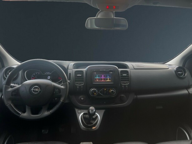 opel-vivaro-diesel-2017-big-13