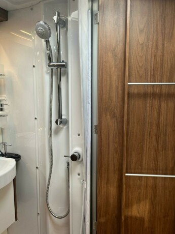 laika-ecovip-3019-2-enkle-senger-senkeseng-truma-6eh-diesel-2026-big-72