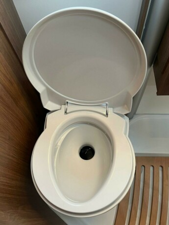 laika-ecovip-3019-2-enkle-senger-senkeseng-truma-6eh-diesel-2026-big-67