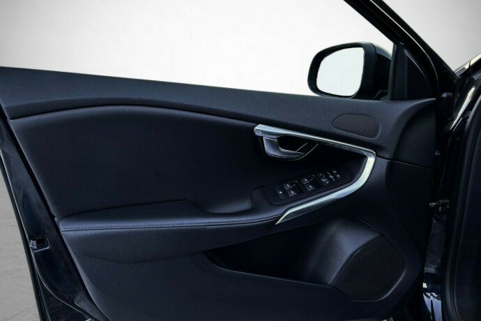 volvo-v40-cross-country-bensin-2019-big-18