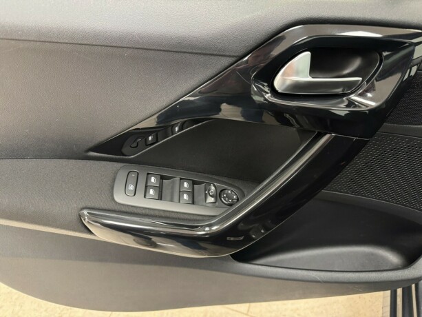 peugeot-208-bensin-2016-big-11