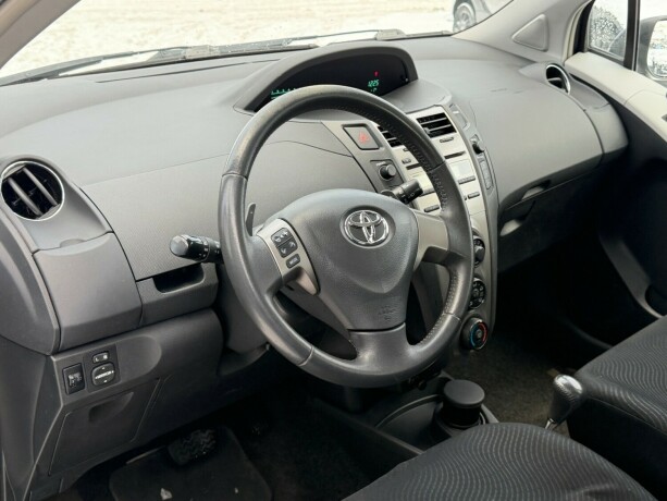 toyota-yaris-bensin-2010-big-6