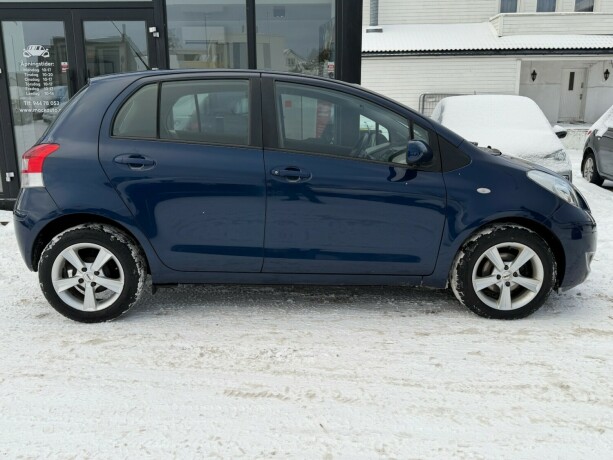 toyota-yaris-bensin-2010-big-3