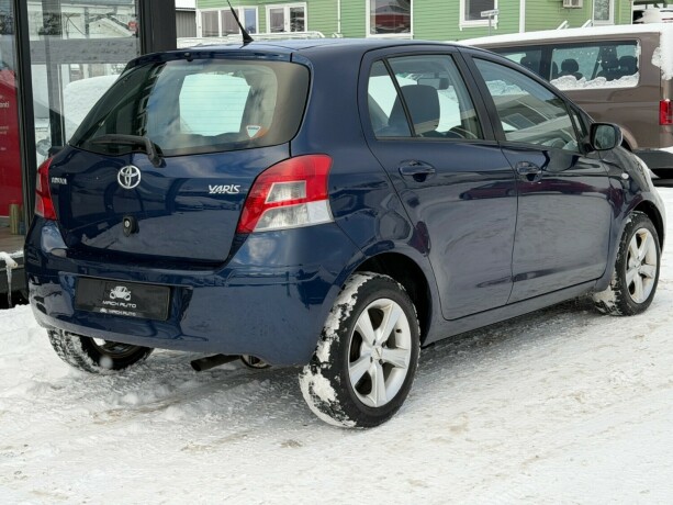 toyota-yaris-bensin-2010-big-4
