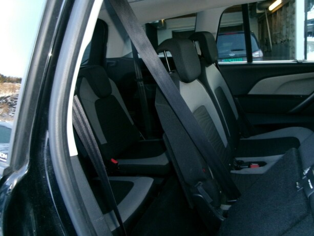 citroen-c4-picasso-bensin-2016-big-7