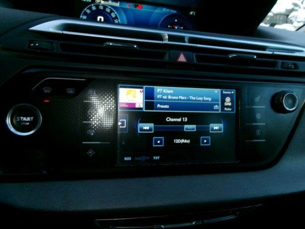 citroen-c4-picasso-bensin-2016-big-12