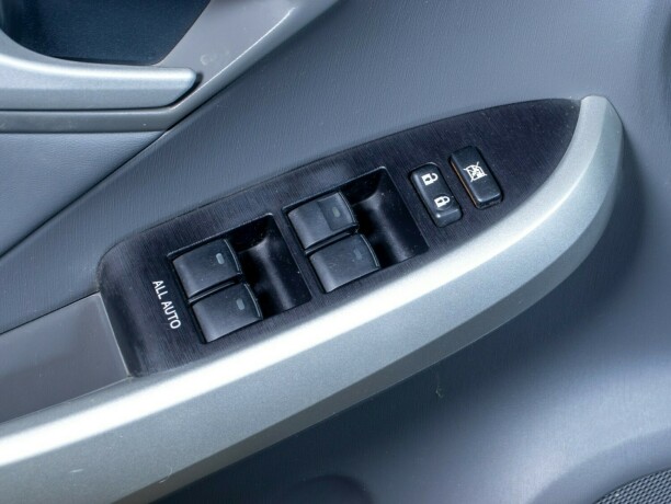 toyota-prius-bensin-2010-big-22