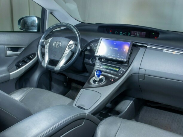 toyota-prius-bensin-2010-big-19