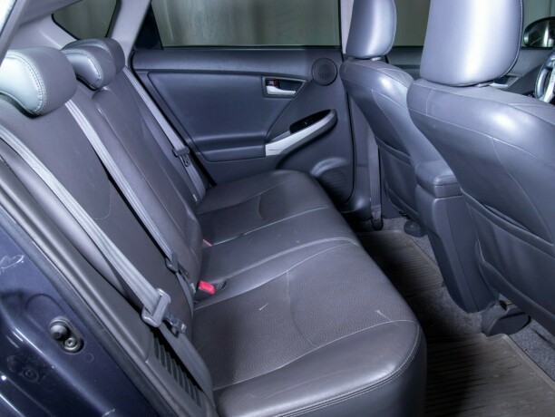 toyota-prius-bensin-2010-big-55