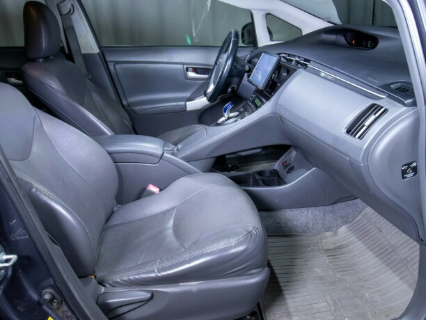 toyota-prius-bensin-2010-big-52