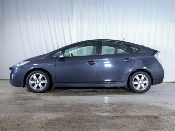 toyota-prius-bensin-2010-big-4
