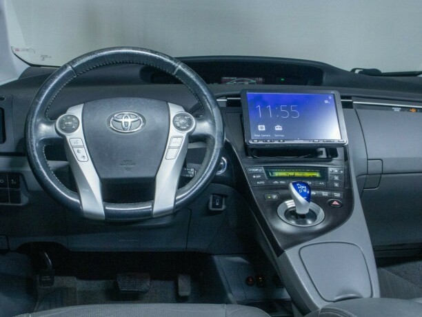 toyota-prius-bensin-2010-big-44