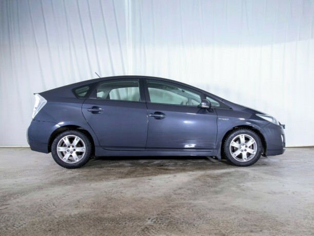 toyota-prius-bensin-2010-big-5